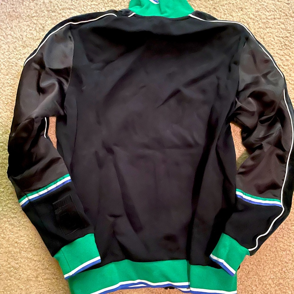 A jacket - Picture 2 of 5